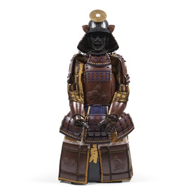 statue d'un samouraï en armure complète, coiffé d'un casque
