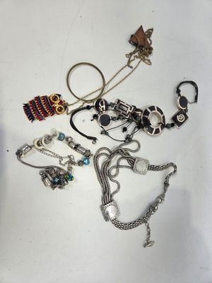 Un lot de bijoux ethniques.