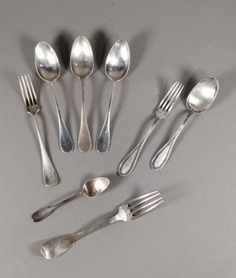 beaucoup de cuillères et de fourchettes en argent sur la table