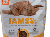 un chat allongé sur un sac de nourriture