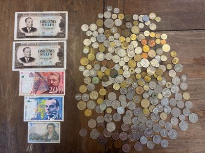 beaucoup de pièces et d'argent sur la table