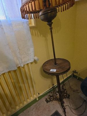 une lampe posée sur une table dans une pièce