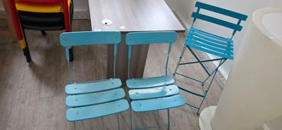 3 CHAISES PLIANTES METAL BLEU DONT 1 CHAISE HAUTE