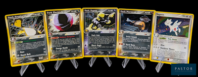 Quatre cartes Pokémon différentes sont représentées en ligne sur un fond noir.