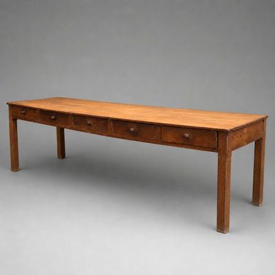 une vieille table en bois surmontée de deux tiroirs