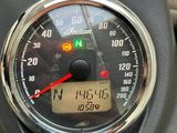 un gros plan sur le compteur de vitesse d'une moto