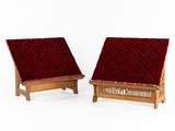 une paire de fauteuils rembourrés rouges avec des coussins en velours rouge