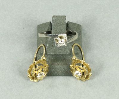 gros plan d'une paire de boucles d'oreilles sur un support