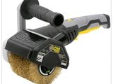 un gros plan d'une brosse à laquelle est attaché un cordon