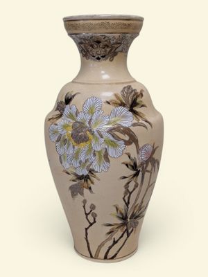 une image représentant un vase orné de fleurs peintes
