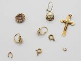 une collection de bijoux en or comprenant une croix, une perle et une croix