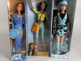 Deux poupées Barbie sont présentées dans leur emballage sur une surface blanche.
