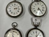 Quatre types différents de montres de poche sont exposés sur un fond blanc