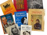 plusieurs livres sont empilés sur une surface blanche