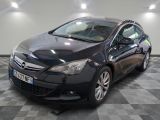 une photo d'une Opel noire garée dans un garage