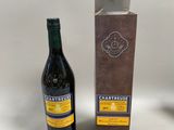 une bouteille de vin à côté d'un carton de vin