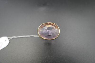 Gros plan sur une bague ornée d'une pierre violette