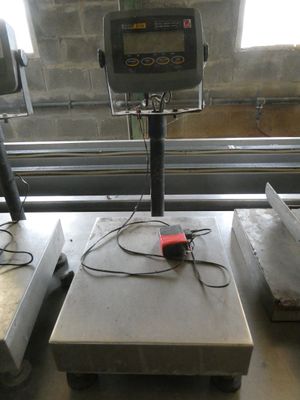 une balance posée sur une table dans une pièce
