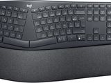 un clavier et une souris posés l'un sur l'autre