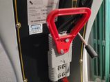 un gros plan d'un appareil rouge et noir accroché au mur