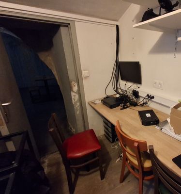 A l'étage : 2 tables-bureaux en bois mélaminé beige L. 156 c…