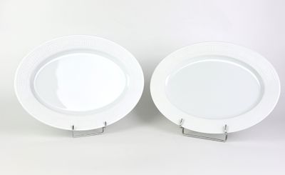 deux assiettes blanches posées sur une table, sur fond blanc