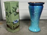 deux vases posés l'un à côté de l'autre par terre