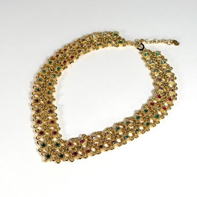 une photo d'un collier en or orné de pierres multicolores