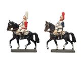 deux figurines représentant deux hommes à cheval sur fond blanc