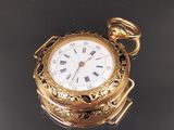 une montre de poche en or avec des chiffres romains