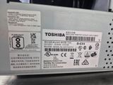 un gros plan sur une étiquette Toshiba au dos d'un appareil