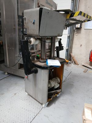 l'image d'une machine dans un garage