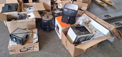 de nombreux cartons d'équipements électroniques posés sur le sol