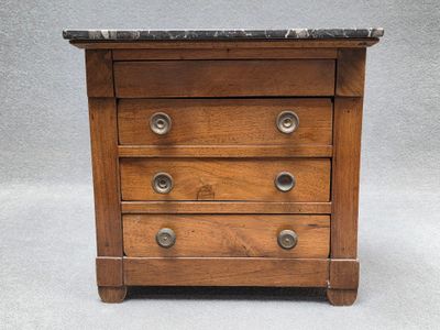 Commode de poupée Louis Philippe , en noyer, ouvrant à quatr…