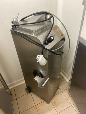 une photo d'un appareil en acier inoxydable dans une salle de bains
