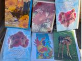 de nombreuses cartes posées sur une table