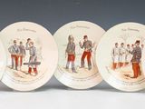 six assiettes en porcelaine ornées de portraits sur fond blanc