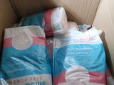 une boîte de couches contenue dans un carton