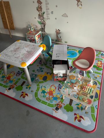 Trois jeux de petits enfant, tapis d’enfant et table et deux chai