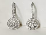 paire de boucles d'oreilles en or blanc et diamants, motif floral