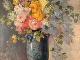 une peinture de fleurs dans un vase bleu sur une table