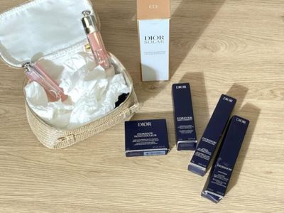 trois mascaras dans une boîte posée sur une table en bois