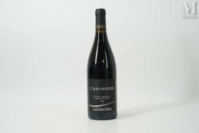 une bouteille de vin posée sur une table