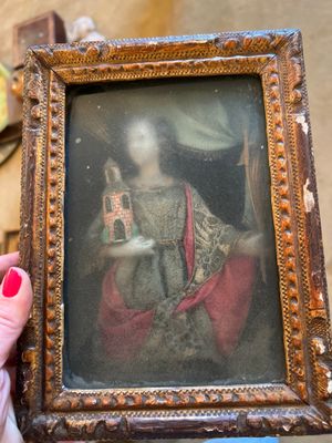 une femme tenant une photo dans un cadre