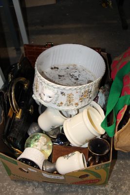 une boîte remplie d'objets posés sur le sol