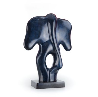 statue d'un éléphant à la trompe recourbée, posée sur un socle noir