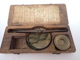une vieille boîte en bois sur laquelle est représentée une boussole