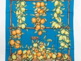 une image représentant un foulard carré bleu orné d'oranges et de citrons