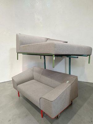 un canapé avec un lit escamotable intégré