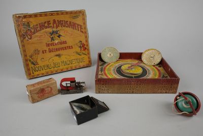 une image représentant un ensemble d'objets, notamment une horloge, une boîte et d'autres objets
